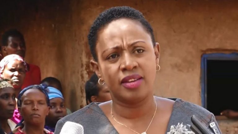 Sabina Chege silenced by crowd while defending Uhuru infront of DP Ruto [Video]
