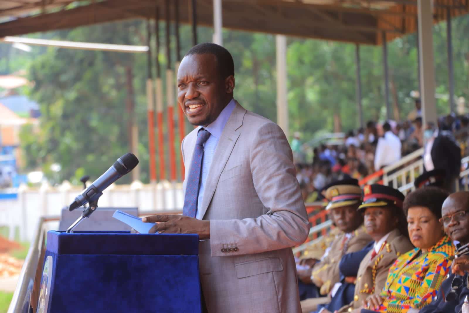 "If you did not vote you'll not get any bursaries" - Simba Arati tells Kisii residents