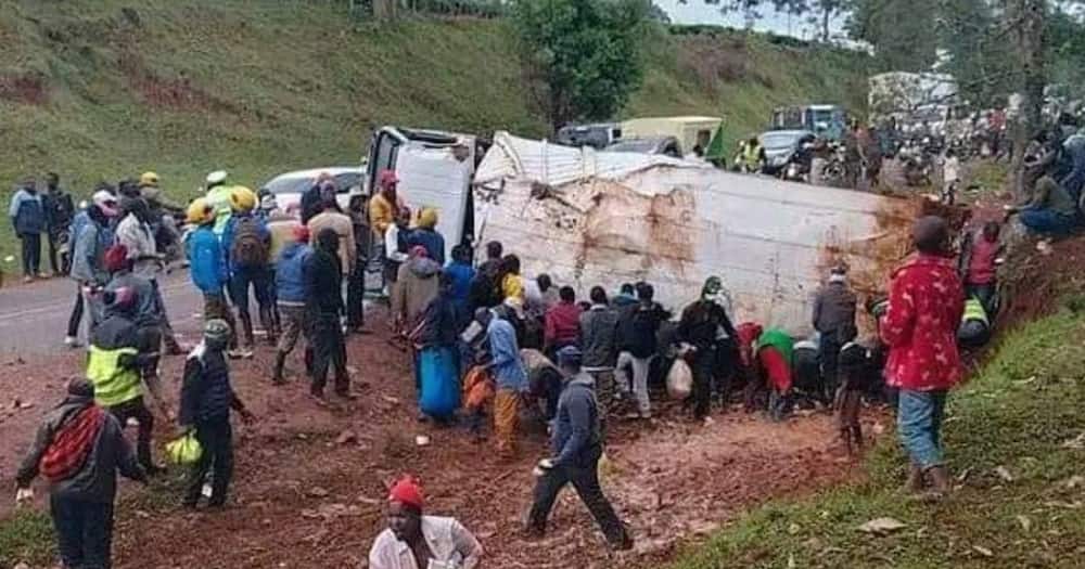 Kenyans scramble for free milk after KCC lorry overturns in Kericho