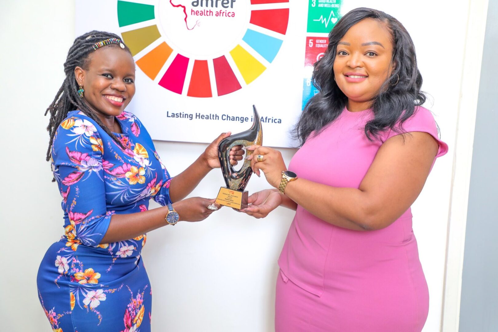 Ms Elizabeth Merab (L), a Multimedia Health & Science Journalist receiving this year’s Global Universal Health Coverage (GUHC) Award for her efforts in health journalism in Africa. PHOTO/Courtesy.